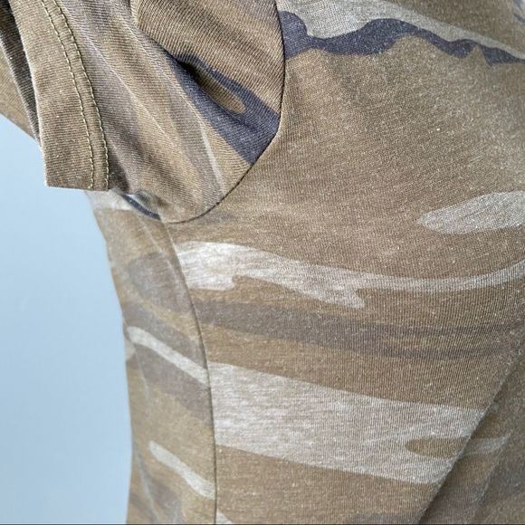 Zoe + Liv | Basic Pocket Camo Short Sleeve Tee, Small Small - Picture 6 of 10